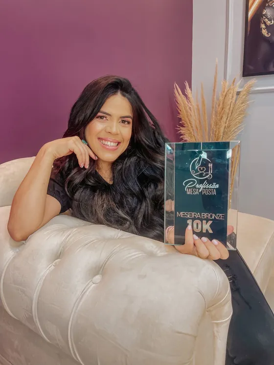 Aluna com placa Profissão Mesa Posta