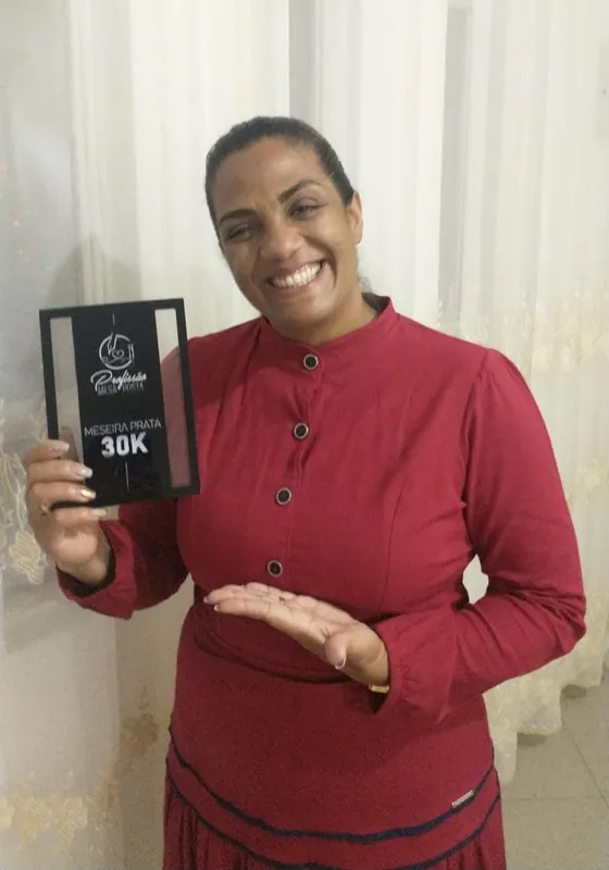 Aluna com placa Profissão Mesa Posta