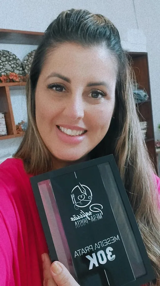 Aluna com placa Profissão Mesa Posta