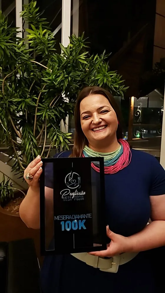 Aluna com placa Profissão Mesa Posta