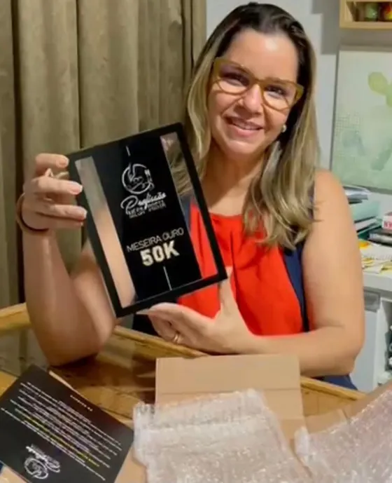 Aluna com placa Profissão Mesa Posta