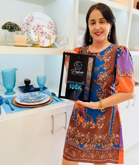 Aluna com placa Profissão Mesa Posta