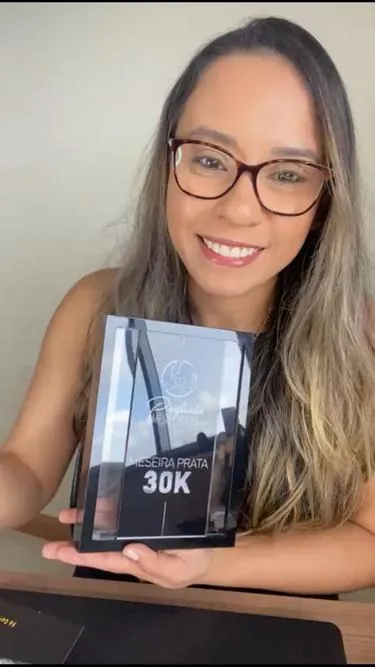 Aluna com placa Profissão Mesa Posta