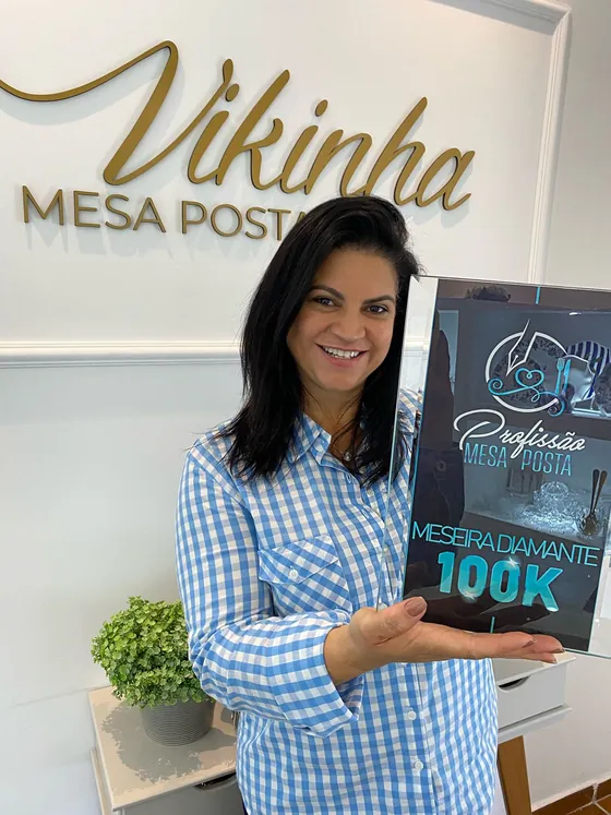 Aluna com placa Profissão Mesa Posta
