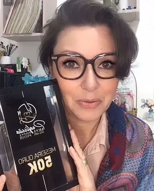 Aluna com placa Profissão Mesa Posta