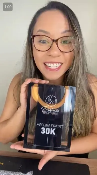 Aluna com placa Profissão Mesa Posta