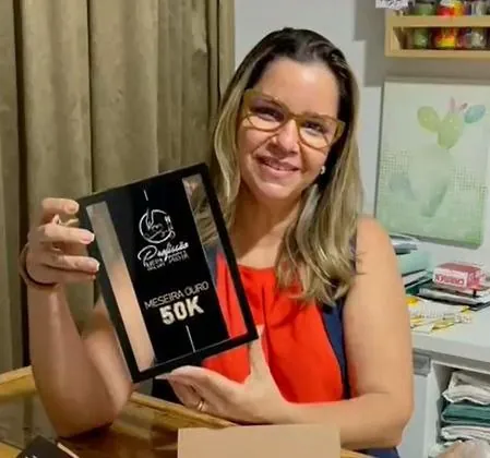 Aluna com placa Profissão Mesa Posta