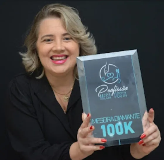Aluna com placa Profissão Mesa Posta
